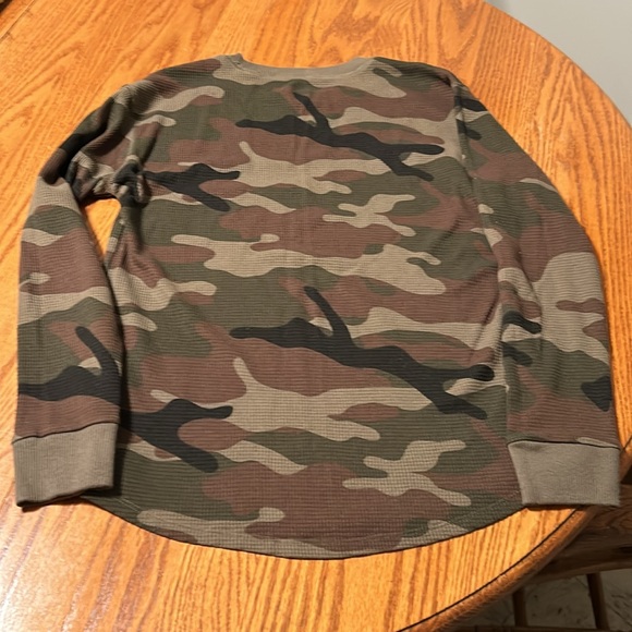 Long sleeved camouflage tee shirt. Size S - Picture 4 of 5
